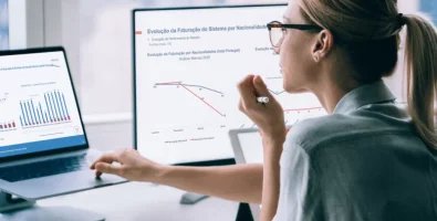 Nova infografia mensal gratuita do REDUNIQ Insights, referente ao mês de abril